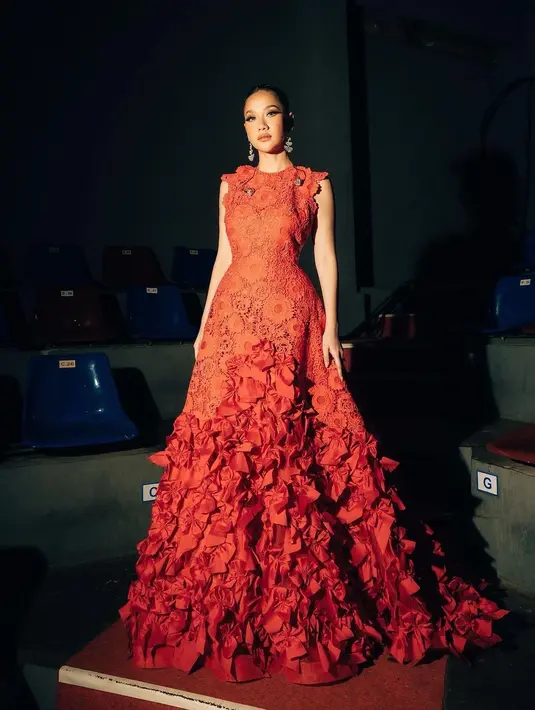 BCL tampil anggun dan elegan saat mengisi sebuah ajang penghargaan. Ia mengenakan sleeveless dress dengan aksen bunga 3D warna merah merona yang menawan. [@itsmebcl]