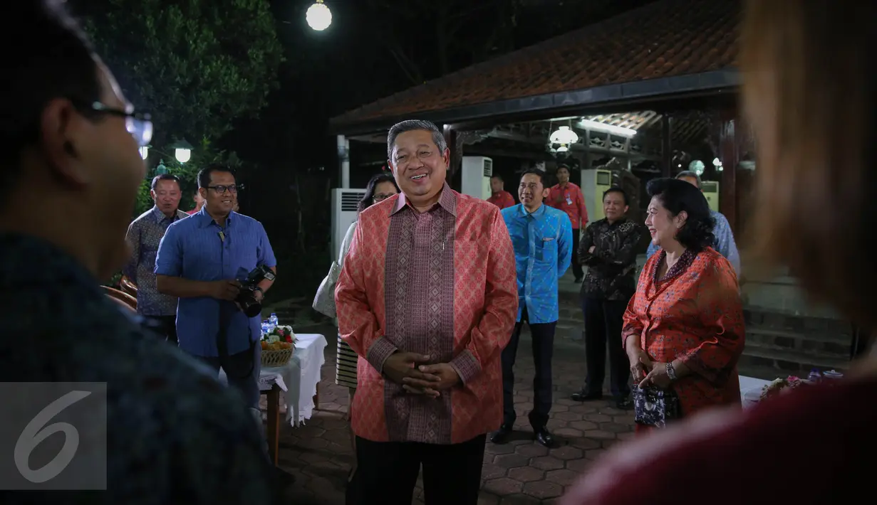 Mantan Presiden RI Susilo Bambang Yudhoyono (SBY) berbincang dengan sejumlah pimpinan media di kediaman pribadinya Puri Cikeas, Bogor, Kamis (27/85). Dalam acara itu, SBY membahas mengenai perekonomian Indonesia saat ini. (Liputan6.com/Faizal Fanani)