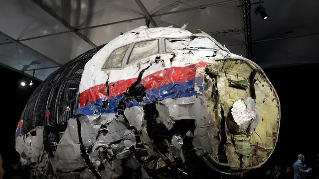 Puing-puing MH17 yang direkonstruksi sempat dipamerkan di Gilze-Rijen, Belanda (AP Photo/Peter Dejong, File)
