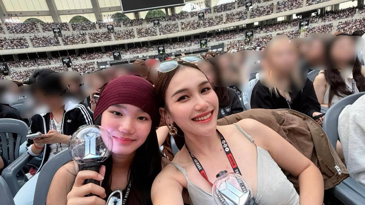 Bak Kakak Adik, Gaya Kompak Ayu Ting-Ting dan Bilqis Nonton Konser BTS di Busan