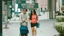 Tampil santai sambil menikmati jalanan yang cukup sepi, momen ini pun diabadikan dalam media sosial Instagram. Banyak netizen memberikan berbagai komentar yang menyebut pasangan ini terlihat serasi dan stylish meski dengan busana kasual. (Liputan6.com/IG/@denny_caknan)