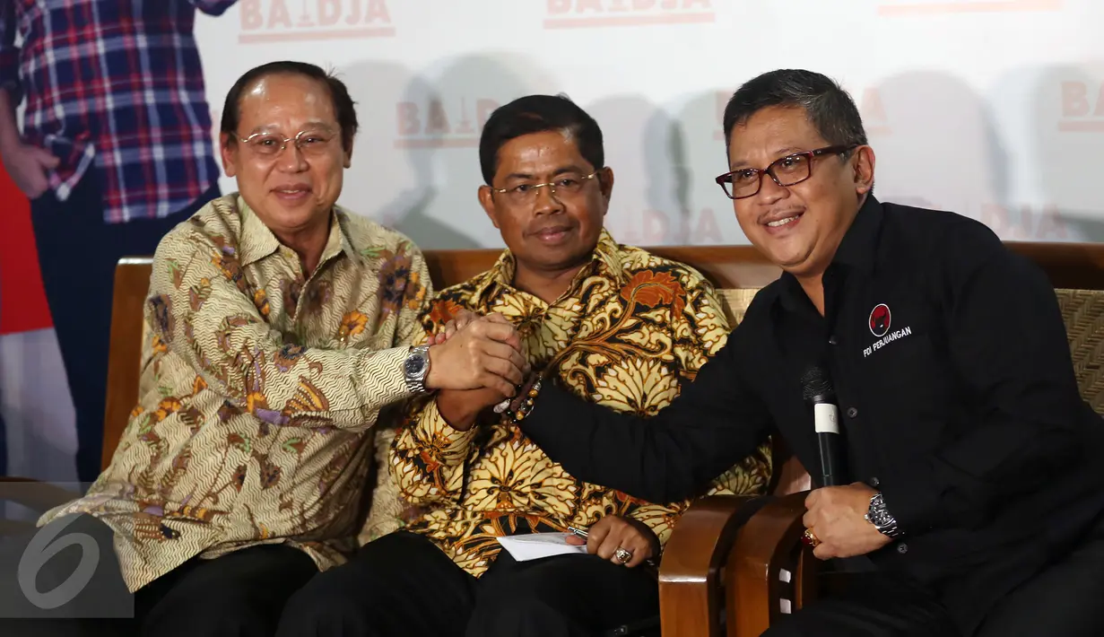 Ketua Umum DPP PPP Djan Faridz, Sekjen DPP Partai Golkar Idrus Marham, Sekjen PDI Perjuangan Hasto Kristiyanto,  berjabat tangan usai memberikan keterangan kepada wartawan di Media Centre Badja, Jakarta, Selasa (18/4). (Liputan6.com/Johan Tallo)
