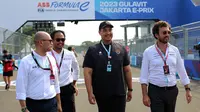 Menpora RI, Dito Ariotedjo menghadiri ajang balap mobil listrik Formula-E Jakarta E-Prix 2023 round-11 di Jakarta International E-Prix Circuit, Ancol, Jakarta, Minggu (04/06/2023).(Bola.com/Bagaskara Lazuardi)