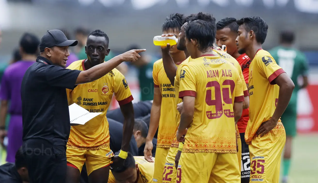 Pelatih Sriwijaya FC, Rahmad Darmawan, memberikan arahan kepada anak asuhnya saat pertandingan melawan PSMS pada laga Piala Presiden di Stadion GBLA, Bandung, Jumat (26/1/2018). Sriwijaya FC menang 2-0 atas PSMS. (Bola.com/M Iqbal Ichsan)