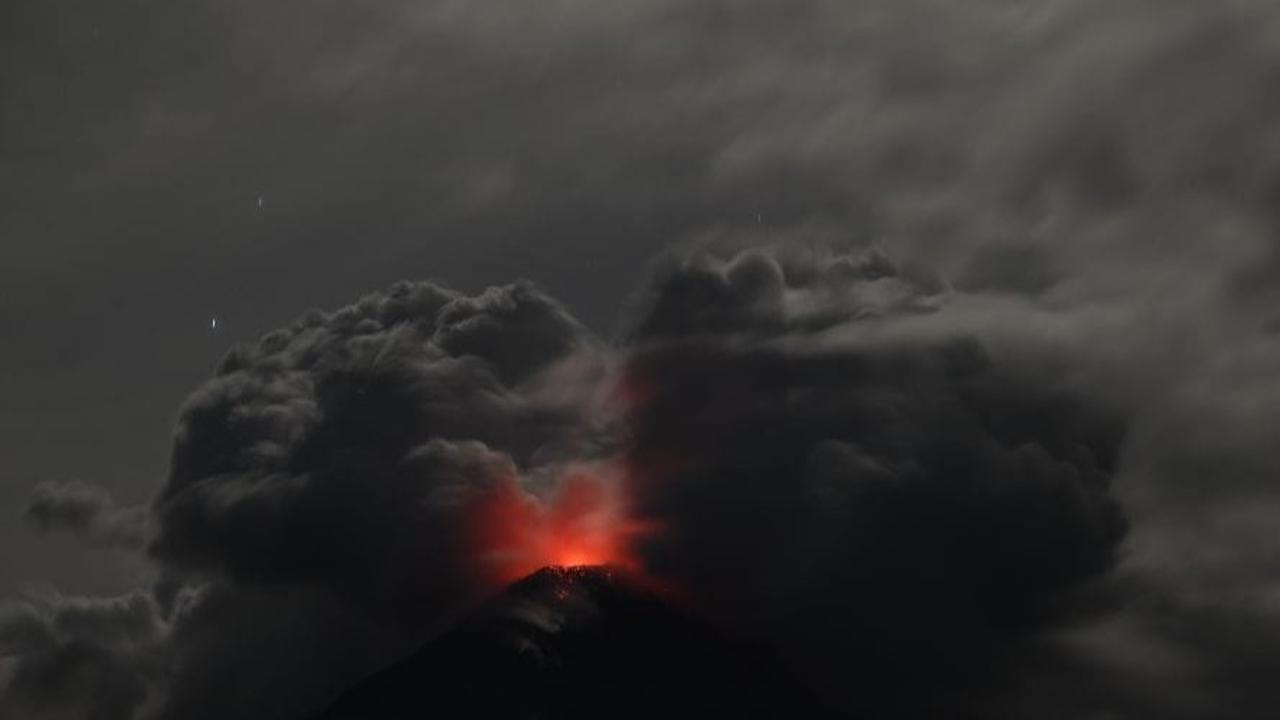 Gunung Lewotobi Laki-laki Erupsi Besar, Warga NTT Dilanda Hujan Kerikil dan Lumpur