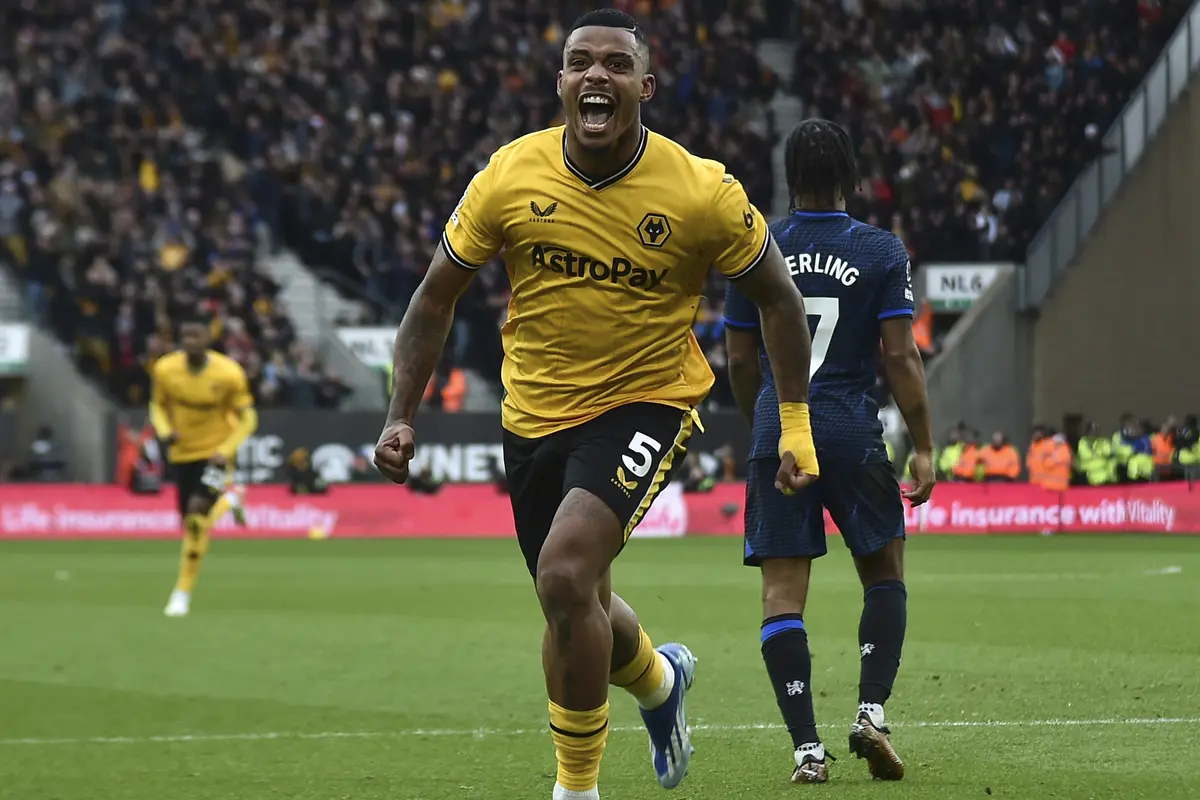 Selebrasi pemain Wolverhampton Mario Lemina saat menjebol gawang Chelsea di ajang Liga Inggris