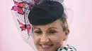 Seorang wanita mengenakan topi unik sebelum pertandingan pacuan kuda Piala Melbourne di Melbourne (5/11/2019). Para wanita tampil cantik dan modis dengan hiasan kepala yang mereka gunakan selama menyaksikan balap kuda di Melbourne Cup.  (AFP Photo/William West)