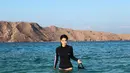 Karenina Sunny Halim sedang berada di Labuan Bajo, Flores, terlihat sangat menikmati liburannya selepas snorkling di perairannya dengan air yang jernih. (Liputan6.com/IG/karenina_sunny)