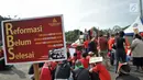 Pengunjuk rasa membawa poster saat aksi Peringatan 20 Tahun Reformasi di depan Istana Merdeka, Jakarta, Minggu (20/5). Mereka menyerukan berbagai tuntutan, antara lain mewujudkan demokrasi yang lebih adil dan jujur. (Merdeka.com/Iqbal S Nugroho)