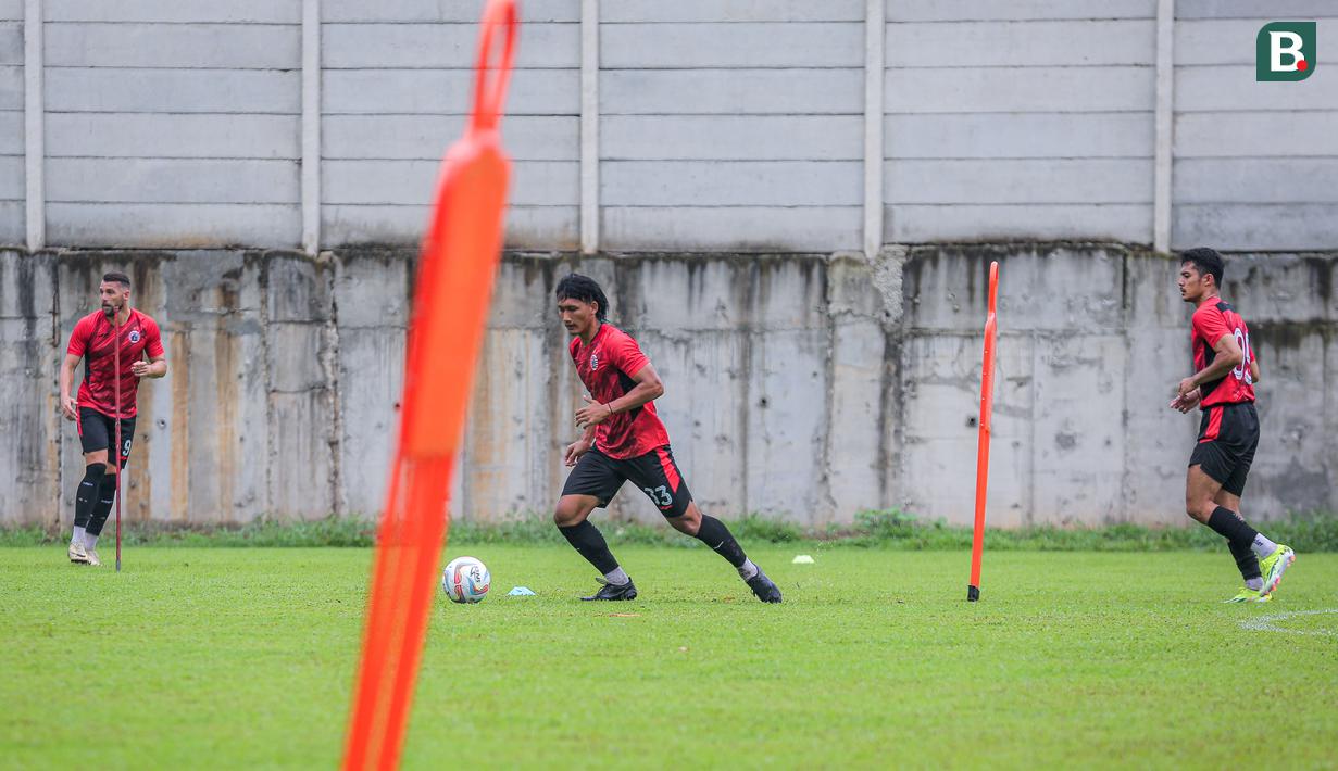 <p>Pemain Persija Jakarta, Akbar Arjunsyah (tengah) bersama rekan-rekannya melakukan latihan perdana yang berlangsung di Nirwana Park, Bojongsari, Sawangan, Sabtu (29/06/2024). (Bola.com/Bagaskara Lazuardi)</p>