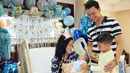 Di penghujung tahun 2017 ini menjadi momen yang sangat berharga untuk Titi Kamal dan Christian Sugiono yang dikaruniai anak ke-2 pada 5 Desember 2017. Uniknya, bayi laki-laki ini lahir satu hari sebelum hari ulang tahun Titi. (Instagram/titi_kamall)