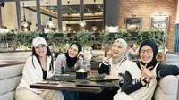 Potret Okie Agustina bahagia bersama teman-teman (Sumber: Instagram/okieagustina_)