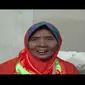 Nenek berusia 70 tahun itu biasa mencari sampah hingga sejauh 20 kilometer, keluar dari desanya di Desa Bulubrangsi, Kabupaten Lamongan.