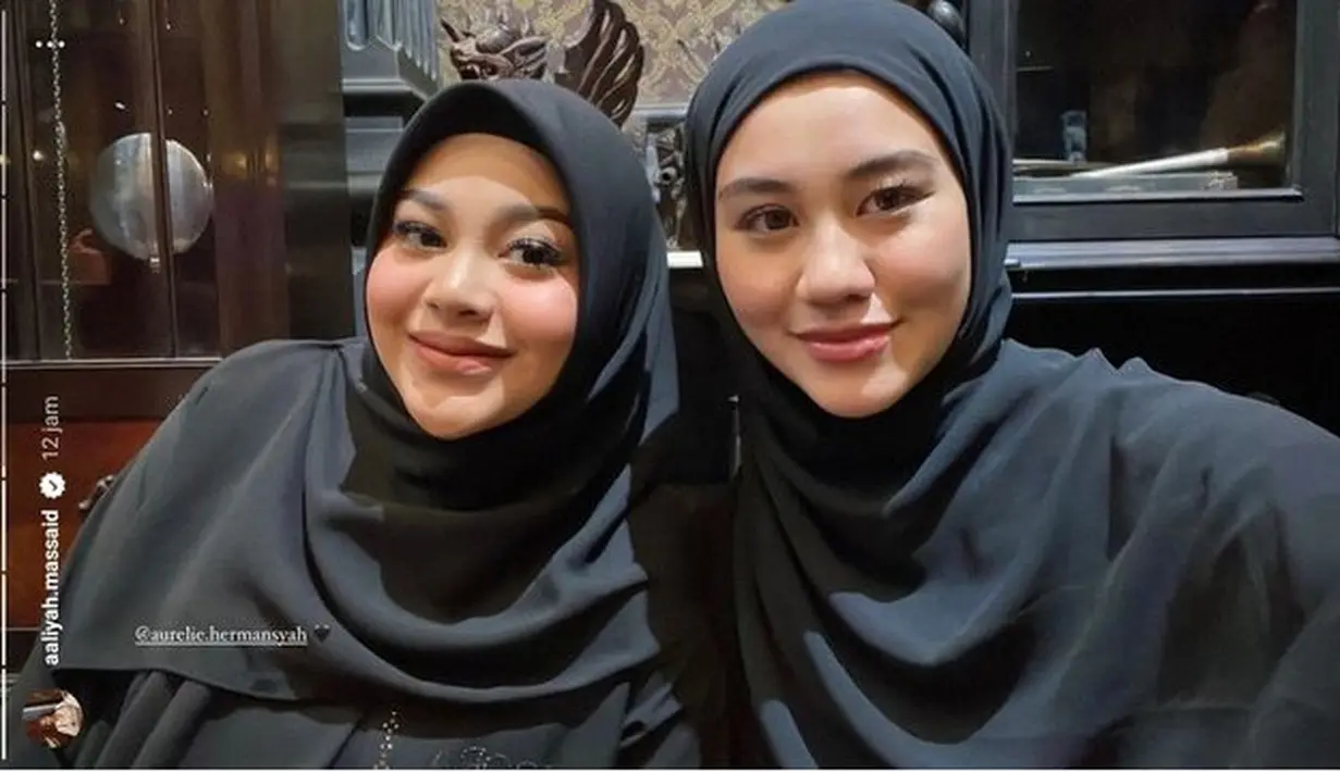 Yang tak kalah menarik perhatian adalah komentar dari sang ibunda, Reza Artamevia. Bahkan, komentar mantan istri mendiang Adjie Massaid itu hingga disukai ribuan warganet. [Instagram/aaliyah.massaid]