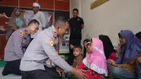 Kapolres Pemalang AKBP Eko Sunaryo berbagi dengan anak yatim piatu di panti asuhan pada bulan Ramadhan. (Foto: Liputan6.com/Humas Polres Pemalang)