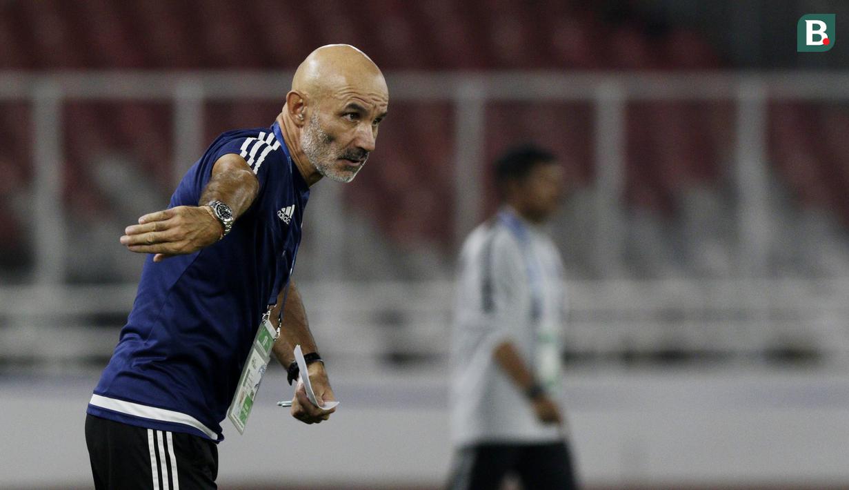 Pelatih Uni Emirat Arab (UEA), Ludovic Batelli, memberikan arahan kepada anak asuhnya saat melawan Indonesia pada laga AFC di SUGBK, Jakarta, Rabu (24/10/2018). Indonesia menang 1-0 atas UEA. (Bola.com/M Iqbal Ichsan)