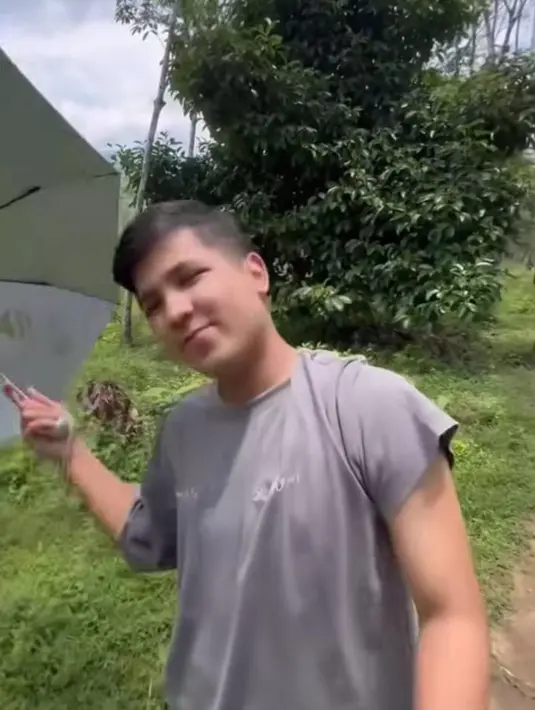 Kebun karet ini menjadi bukti bahwa Jirayut tetap membumi meski kesibukannya di dunia hiburan makin padat. Lewat unggahan ini, banyak penggemar yang merasa bangga dan terinspirasi oleh kerja kerasnya. Tak hanya dikenal sebagai entertainer, Jirayut juga menunjukkan kecintaannya pada alam dan keluarga. (Liputan6.com/IG/@jirayutdaa4official)