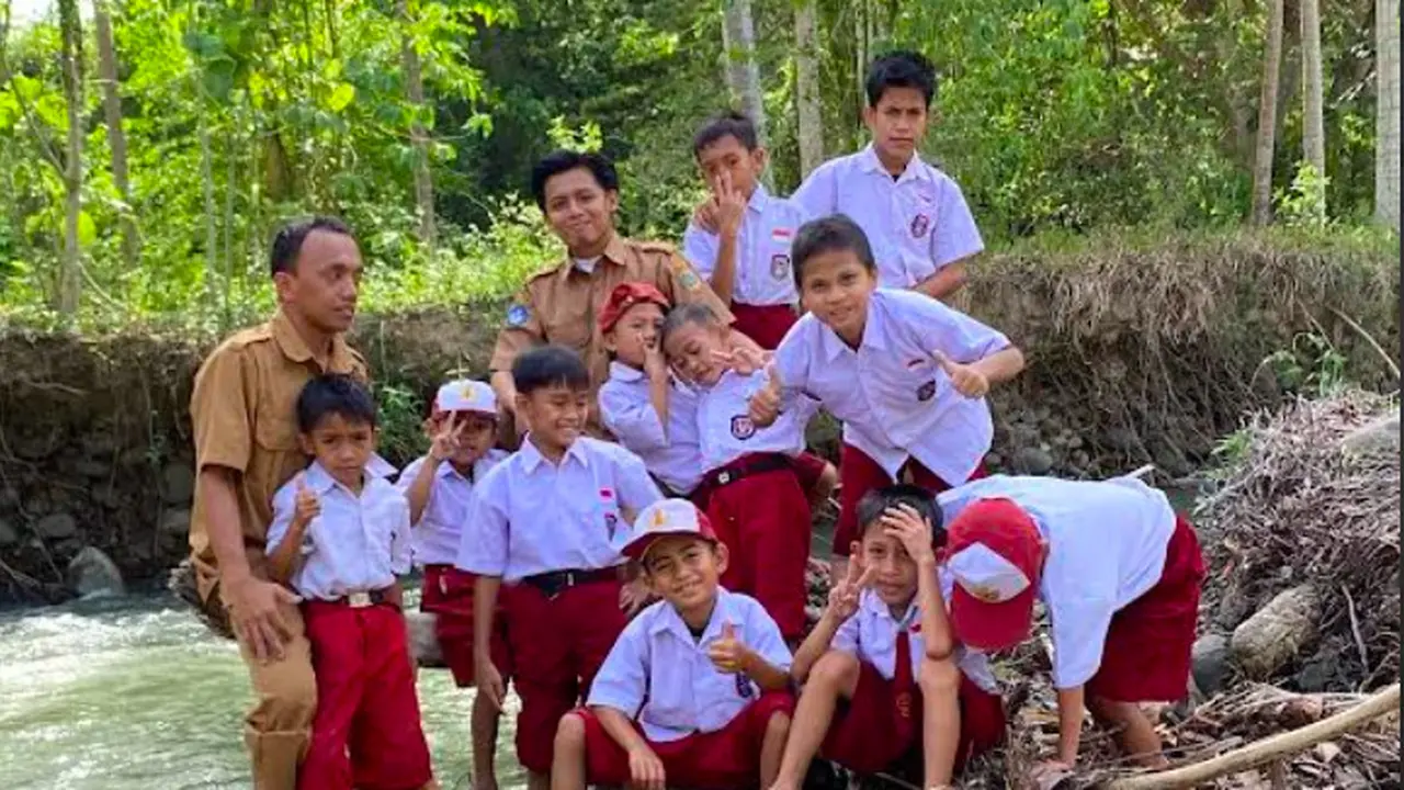 Pak Guru Najib Nadir bersama sejumlah murid-muridnya di tepi sungai. (Dokomen Pribadi Najid Nadir)