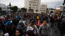 Sejumlah warga berhamburan keluar dari gedung saat terjadi gempa di Vina del Mar, Chile (24/4). Gempa berkekuatan 7,1 SR mengguncang lepas pantai Chile. (AFP Photo/Francesco Degasperi)