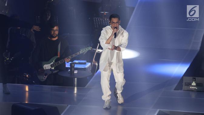 Penampilan penyanyi Afgansyah Reza atau Afgan saat menggelar konser bertajuk Dekade di Istora Senayan, Jakarta, Jumat (8/8/2019). Konser ini juga menjadi perpisahan Afgan dengan para fans di Indonesia sebelum vakum selama kurang lebih satu tahun. (Liputan6.com/Angga Yuniar)