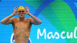 Perenang pria asal Australia, Mitch Larkin bersiap untuk bertanding di kategori gaya punggung 100 meter pada Olimpiade Rio de Janeiro 2016 di Olympic Aquatics Stadium, Brasil (7/8). (REUTERS / David Gray)