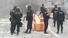 Polisi melempar gas air mata ke kerumunan pemrotes, aksi ini menimbulkan kemacetan panjang.