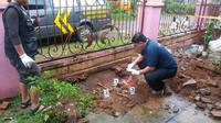 Ada pula potongan kaki yang ditemukan dalam septic tank tersebut. (Liputan6.com/Eka Hakim)