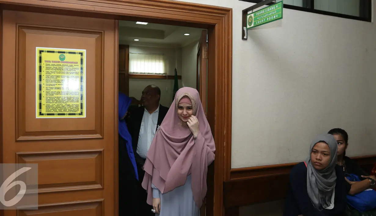 Aktris Risty Tagor  meninggalkan ruangan sidang usai menjalani persidangan cerai di pengadilan Agama, Jakarta, Kamis (18/2). Sidang dilanjutkan pada 3 maret 2016 dengan agenda keputusan. (Liputan6.com/Herman Zakharia)