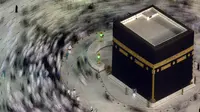 Jemaah haji mengelilingi Ka'bah tanpa menjaga jarak untuk pertama kalinya sejak awal pandemi virus corona di Masjidil Haram , di kota suci umat Islam Mekkah, Arab Saudi, Minggu (17/10/2021). Masjidil Haram di Kota Makkah Arab Saudi beroperasi dengan penuh. (AP Photo/Amr Nabil)