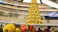 Pohon Natal dengan konsep Joypixels Emoji menghiasi atrium Lippo Mall Kemang,  Jakarta Sabtu (14/12/2019). Pohon yang terdiri atas 200 Joypixels Emoji mengajak keluarga merasakan pengalaman pada liburan natal dan tahun baru. (Liputan6.com/Fery Pradolo)