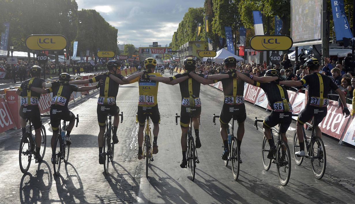 Chris Froome tim SKY (tengah), merayakan kemenangannya bersama rekan setimnya setelah menyelesaikan etape terakhir yang berjarak 109.5-km (68 miles) dari Sevres menuju Paris Champs-Elysees, Prancis. (26/7/2015). (Reuters/Pool)