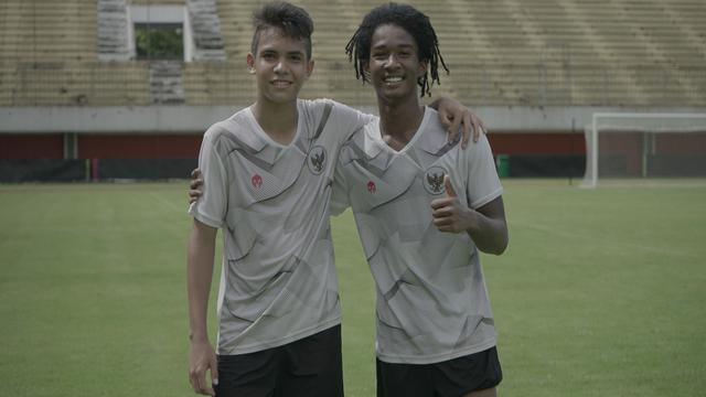 Dua pemain Timnas Indonesia U-16, Victor Jonson (kanan) dan Ronaldo Kwateh.