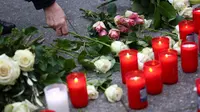 Seorang wanita meletakkan bunga di tugu peringatan korban serangan teror Wina di kedutaan Austria di Berlin. (Foto: OMER MESSINGER / AFP)