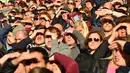 Fans Burnley menutup wajah karena terkena pancaran matahari saat menyaksikan timnnya melawan Arsenal pada lanjutan Premier League pekan ke-7 di Stadion Turf Moor, (2/10/2016). (Reuters/Anthony Devlin)