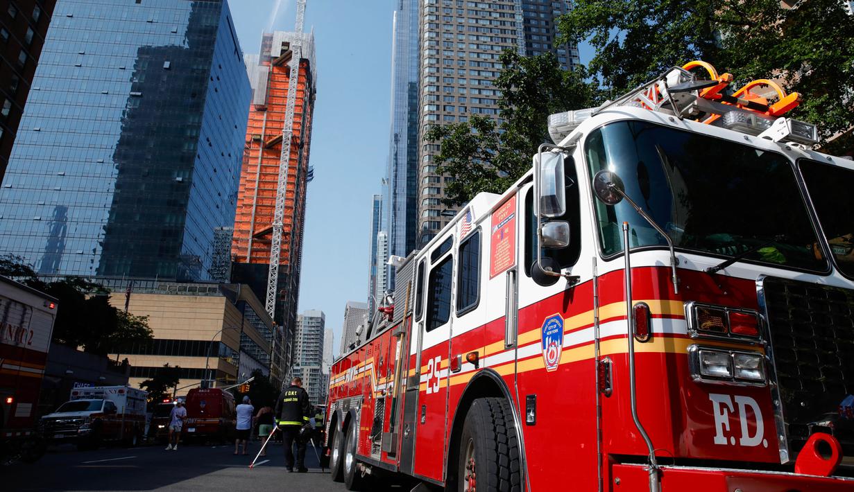 Rekaman video dramatis yang diposting di media sosial menunjukkan lengan crane tersebut menabrak sebuah gedung pencakar langit di seberang jalan ketika para penduduk berlarian menyelamatkan diri untuk menghindari reruntuhan yang jatuh. (Kena Betancur / AFP)