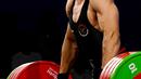 Pada angkatan snatch, Rahmat Abdullah berhasil menorehkan angkatan terbaik 158 kg. (Ishara S.KODIKARA / AFP)