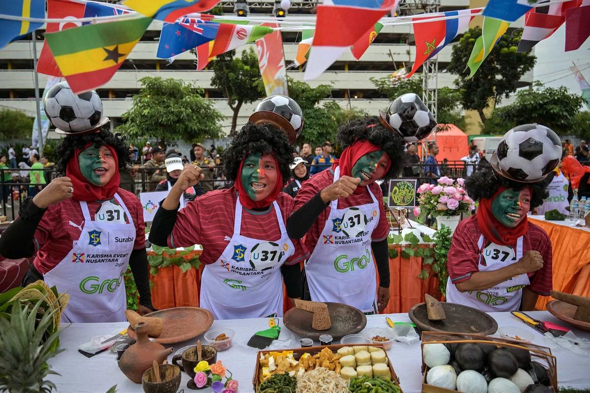 FOTO: Warna Warni Rujak Phoria Meriahkan HUT Ke-733 Surabaya