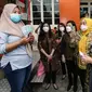 Menteri Ketenagakerjaan Ida Fauziyah menyaksikan langsung para pekerja mengambil BSU dari mesin BNI Layanan Gerak (BLG) di KUD Tani Bahagia Mojokerto, Jawa Timur, Jumat (30/9/2022).
