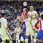 Duel udara bek Atletico Madrid, Diego Godin kontra pemain Real Madrid, Gareth Bale, pada laga lanjutan La Liga 2016-2017, di Stadion Santiago Bernabeu, Sabtu (8/4/2017) malam WIB. (AFP/Gerard Julien)