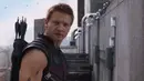 Namun sepertinya ia takkan terbunuh meningat Jeremy Renner akan kembali berperan sebagai Hawkeye di film final. (ScreenGreek)
