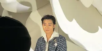 Park Seo Joon baru saja menghadiri show Chanel untuk musim gugur-musim dingin 2023 di Paris. Bersama Jennie BLACKPINK, penampilan Park Seo Joon ramai menuai pujian netizen. Ia mengenakan blazer kotak-kotak bernuansa biru khas Chanel dengan kemeja putih, dan celana panjang hitam. Foto: Instagram.