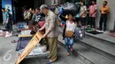 Warga bersiap melaksanakan salat Jumat di lorong Blok A-B di Tanah Abang, Jakarta, Jumat (19/6/2015). Meskipun beribadah di lorong tempat berjualan, namun tidak menyurutkan niat mereka untuk beribadah di bulan Ramadan ini. (Liputan6.com/Johan Tallo)