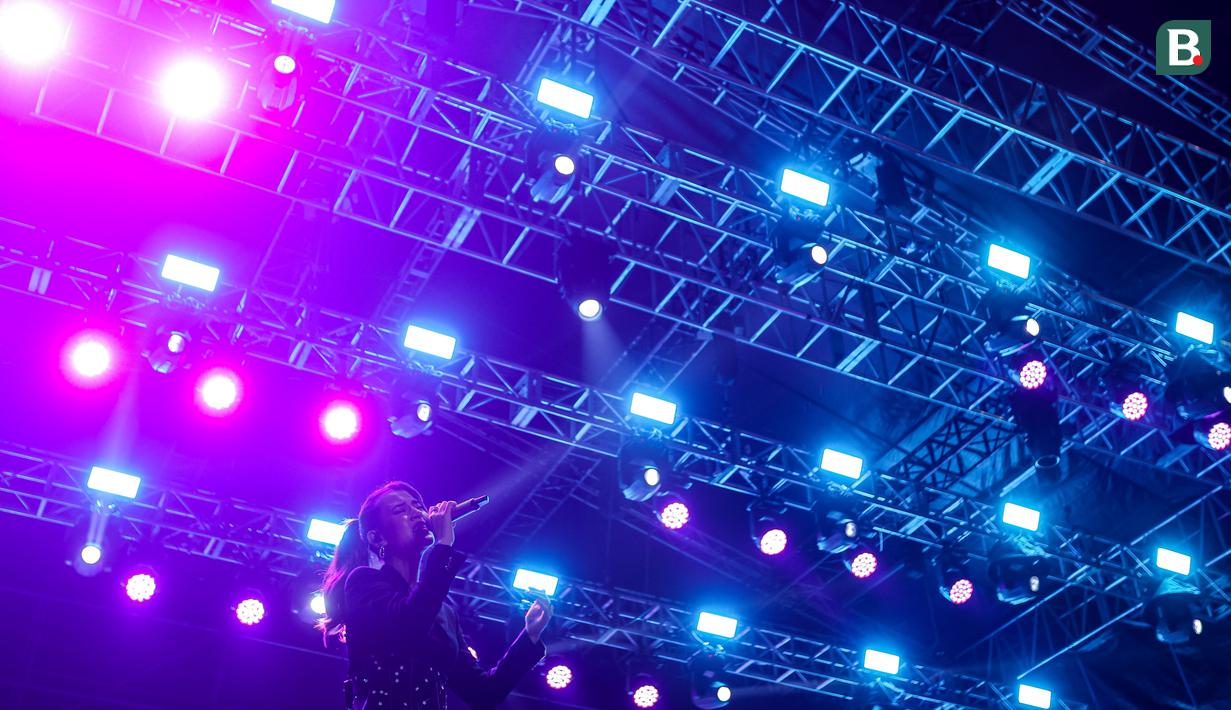 Raisa memberikan penampilan pada acara Kapanlagi Buka Bareng (KLBB) 2026 yang berlangsung di Stadion Madya, Senayan, Jakarta, Minggu (01/03/2026). (Bola.com/Bagaskara Lazuardi)