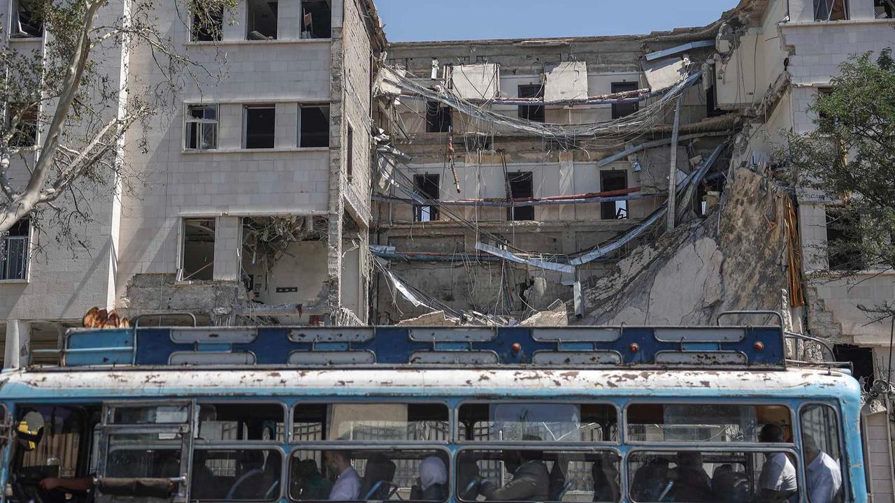 FOTO: Penampakan Gedung Kementerian Pertahanan Suriah Yang Hancur Dihantam Serangan Udara Israel
