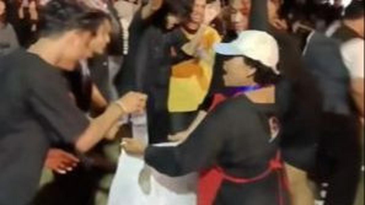 Siapa sangka, para pemuda-pemudi ini justru membantu Ibu tersebut memungut sampah yang berserakan. <br>