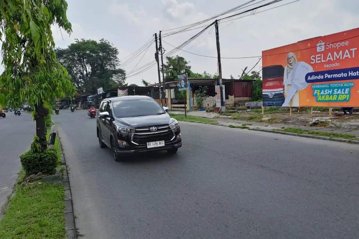 Bikin Heboh Warga Lokal, Baliho Pemenang Flash Sale Mobil Rp1 Muncul di Medan