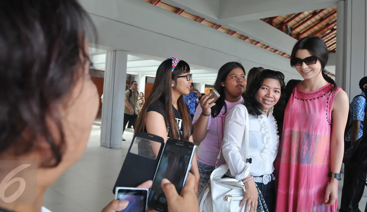 Pemeran Zeynep ‘Elif’, Gulcin Tuncok berfoto bersama fans saat tiba di Bandara Ngurah Rai, Bali, Selasa (25/8/2015). Usai mengisi acara puncak HUT SCTV ke-25, para bintang Elif itu melanjutkan perjalanan berliburnya ke Bali. (Liputan6.com/Herman Zakharia)