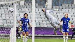 Kiper Chelsea, Ann-Katrin Berger, gagal menghalau bola saat melawan Barcelona pada laga fina Liga Champions Wanita di Gothenburg, Swedia, Senin (17/5/2021). Barcelona menang dengan skor 4-0. (AP//Martin Meissner)