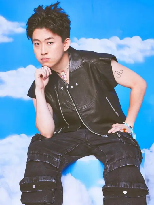 Rich Brian berpose untuk Festival Musik Head In The Clouds. Musisi rap asal Jakarta ini menjadi Rapper pertama asal Indonesia yang bergabung dengan label musik 88rising. (Instagram/@brianimanuel)