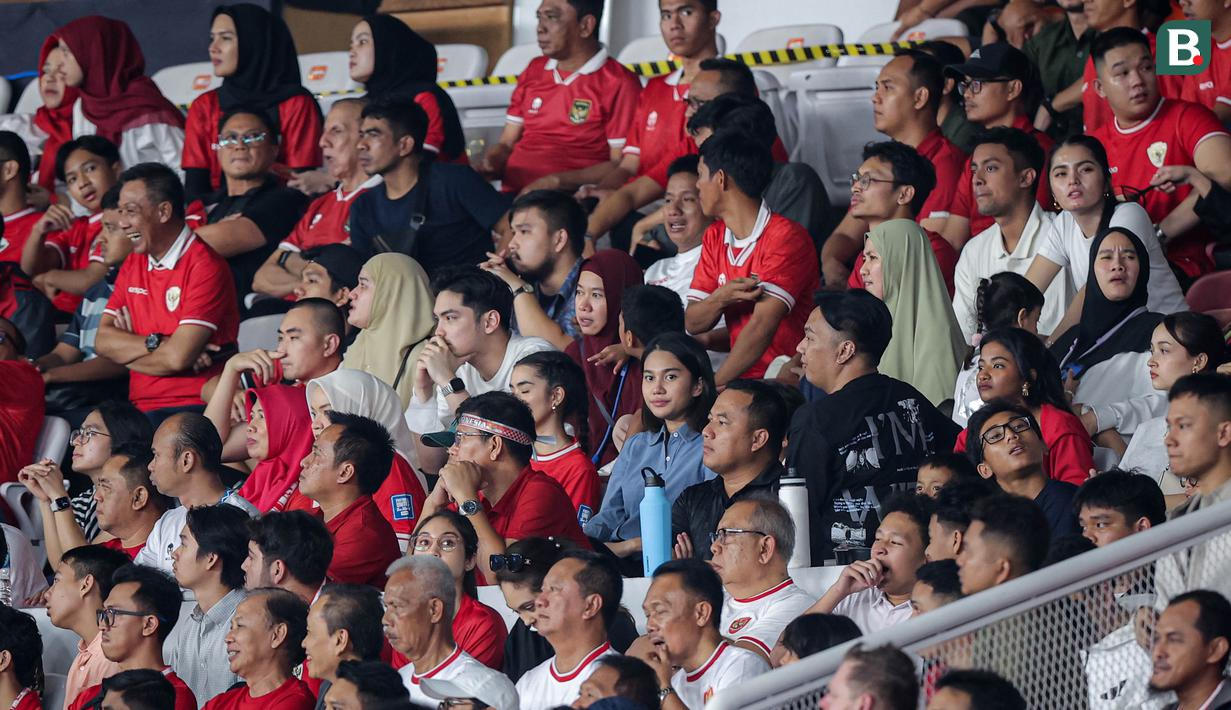 Istri Pratama Arhan, Azizah Salsha saat menonton di tribune VIP saat laga Kualifikasi Piala Dunia 2026 antara Timnas Indonesia melawan Australia di Stadion Utama Gelora Bung Karno (SUGBK), Senayan, Jakarta, Selasa (10/09/2024). (Bola.com/Bagaskara Lazuardi)